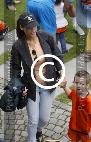 Lausanne, 17 en 18 Augustus 2012
Yolanthe Sneijder-Cabau samen met de dames van het Nederlands elftal, Wesley Sneijder en Jessey Sneijder
Foto Peter Smulders BV