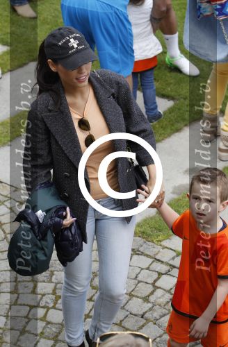 Lausanne, 17 en 18 Augustus 2012
Yolanthe Sneijder-Cabau samen met de dames van het Nederlands elftal, Wesley Sneijder en Jessey Sneijder
Foto Peter Smulders BV