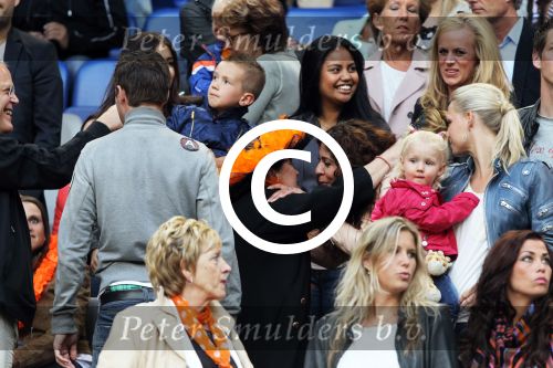 Amsterdam 2 juni 2012
Nederland- Noord ierland 6-0 in de arena. Moeder Yolanthe Sneijder Cabau met vriend
Peter Smulders bv