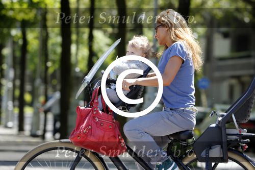 Amsterdam 4 juni 2013
Aafke de Wild met zoontje op de fiets.
Peter Smulders bv