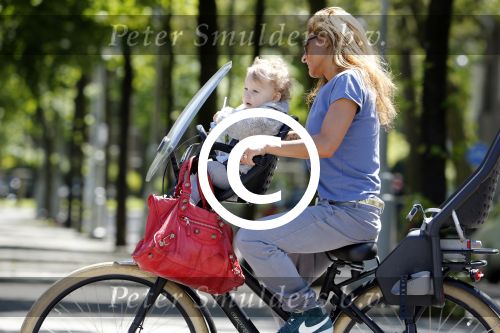 Amsterdam 4 juni 2013
Aafke de Wild met zoontje op de fiets.
Peter Smulders bv
