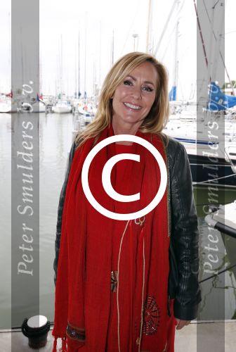 Muiden 10 juni 2013
Natasja Froger krijgt uit handen van Abgela Groothuizen de cosmoqueen award.
Peter Smulders bv