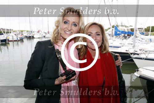 Muiden 10 juni 2013
Natasja Froger krijgt uit handen van Abgela Groothuizen de cosmoqueen award.
Peter Smulders bv