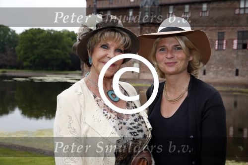 Haarzuilens 12 juni 2013
Haringparty op kasteel de Haar in Haarzuilens. Astrid Engels met dochter
Peter Smulders bv