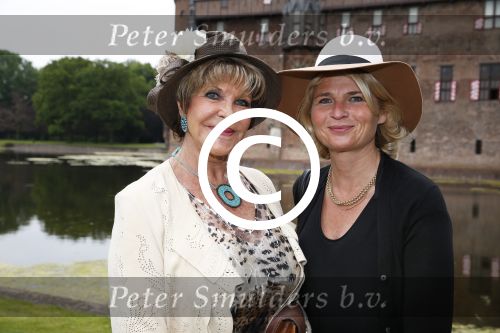 Haarzuilens 12 juni 2013
Haringparty op kasteel de Haar in Haarzuilens. Astrid Engels met dochter
Peter Smulders bv