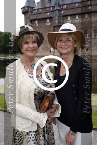 Haarzuilens 12 juni 2013
Haringparty op kasteel de Haar in Haarzuilens. Astrid Engels met dochter
Peter Smulders bv
