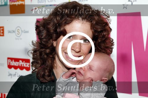 Amsterdam 30 mei 2013
Mom\'s moment in het Hilton Tree hotel. barbara Barend met baby en vriendin
Peter Smulders bv
