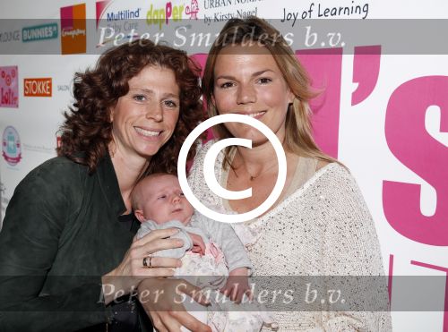 Amsterdam 30 mei 2013
Mom\'s moment in het Hilton Tree hotel. barbara Barend met baby en vriendin
Peter Smulders bv