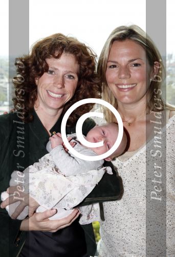 Amsterdam 30 mei 2013
Mom\'s moment in het Hilton Tree hotel. barbara Barend met baby en vriendin
Peter Smulders bv