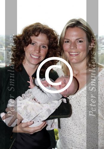 Amsterdam 30 mei 2013
Mom\'s moment in het Hilton Tree hotel. barbara Barend met baby en vriendin
Peter Smulders bv