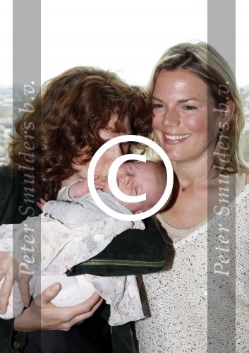 Amsterdam 30 mei 2013
Mom\'s moment in het Hilton Tree hotel. barbara Barend met baby en vriendin
Peter Smulders bv