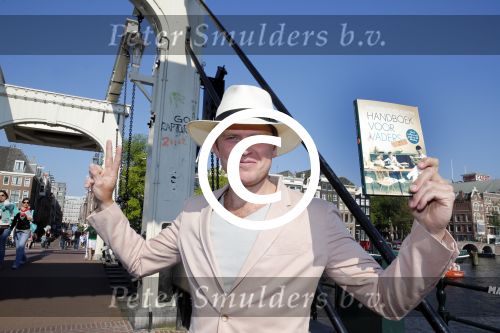 Amsterdam 7 juni 2013
Presentatie boek handboek voor vader van Beau v Erven Dorens. Hij springt samen met zijn zoons van de magere brug af in de amstel.
Peter Smulders bv