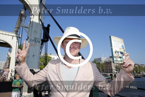 Amsterdam 7 juni 2013
Presentatie boek handboek voor vader van Beau v Erven Dorens. Hij springt samen met zijn zoons van de magere brug af in de amstel.
Peter Smulders bv