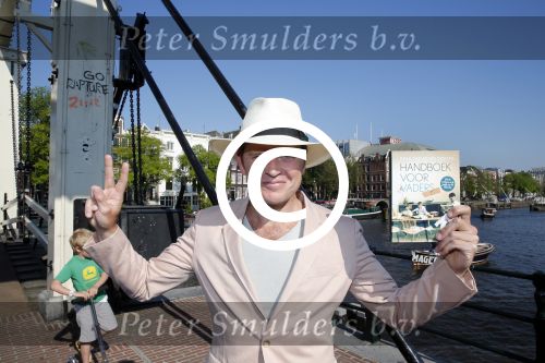Amsterdam 7 juni 2013
Presentatie boek handboek voor vader van Beau v Erven Dorens. Hij springt samen met zijn zoons van de magere brug af in de amstel.
Peter Smulders bv