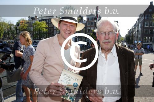 Amsterdam 7 juni 2013
Presentatie boek handboek voor vader van Beau v Erven Dorens. Hij springt samen met zijn zoons van de magere brug af in de amstel. Beau met vader en moeder
Peter Smulders bv