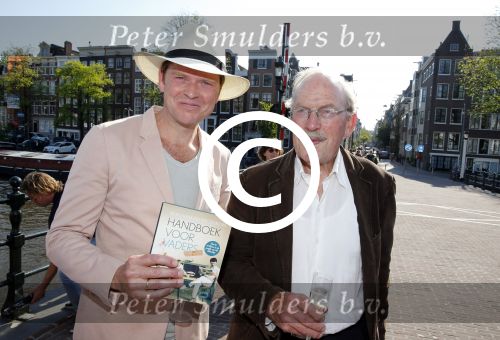 Amsterdam 7 juni 2013
Presentatie boek handboek voor vader van Beau v Erven Dorens. Hij springt samen met zijn zoons van de magere brug af in de amstel. Beau met vader en moeder
Peter Smulders bv