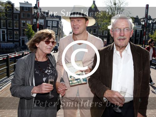 Amsterdam 7 juni 2013
Presentatie boek handboek voor vader van Beau v Erven Dorens. Hij springt samen met zijn zoons van de magere brug af in de amstel. Beau met vader en moeder
Peter Smulders bv