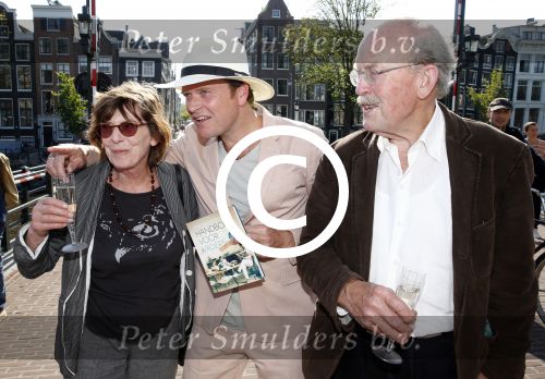 Amsterdam 7 juni 2013
Presentatie boek handboek voor vader van Beau v Erven Dorens. Hij springt samen met zijn zoons van de magere brug af in de amstel. Beau met vader en moeder
Peter Smulders bv