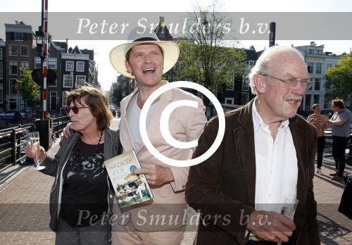 Amsterdam 7 juni 2013
Presentatie boek handboek voor vader van Beau v Erven Dorens. Hij springt samen met zijn zoons van de magere brug af in de amstel. Beau met vader en moeder
Peter Smulders bv
