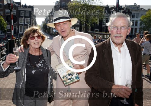 Amsterdam 7 juni 2013
Presentatie boek handboek voor vader van Beau v Erven Dorens. Hij springt samen met zijn zoons van de magere brug af in de amstel. Beau met vader en moeder
Peter Smulders bv