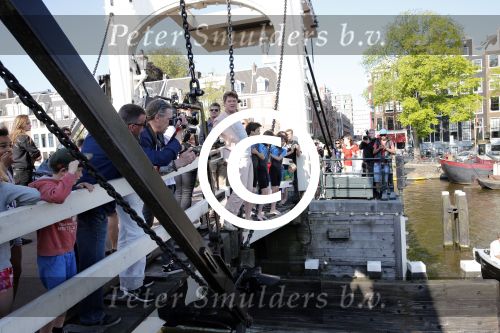 Amsterdam 7 juni 2013
Presentatie boek handboek voor vader van Beau v Erven Dorens. Hij springt samen met zijn zoons van de magere brug af in de amstel.
Peter Smulders bv