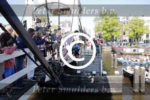 Amsterdam 7 juni 2013
Presentatie boek handboek voor vader van Beau v Erven Dorens. Hij springt samen met zijn zoons van de magere brug af in de amstel.
Peter Smulders bv