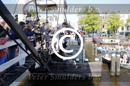 Amsterdam 7 juni 2013
Presentatie boek handboek voor vader van Beau v Erven Dorens. Hij springt samen met zijn zoons van de magere brug af in de amstel.
Peter Smulders bv