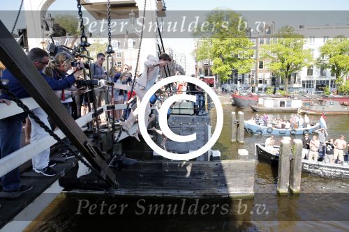 Amsterdam 7 juni 2013
Presentatie boek handboek voor vader van Beau v Erven Dorens. Hij springt samen met zijn zoons van de magere brug af in de amstel.
Peter Smulders bv