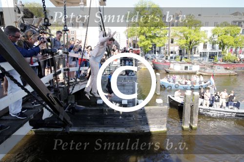 Amsterdam 7 juni 2013
Presentatie boek handboek voor vader van Beau v Erven Dorens. Hij springt samen met zijn zoons van de magere brug af in de amstel.
Peter Smulders bv