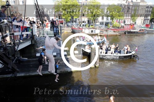 Amsterdam 7 juni 2013
Presentatie boek handboek voor vader van Beau v Erven Dorens. Hij springt samen met zijn zoons van de magere brug af in de amstel.
Peter Smulders bv