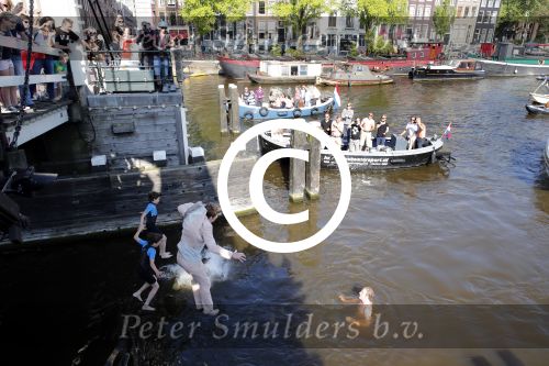 Amsterdam 7 juni 2013
Presentatie boek handboek voor vader van Beau v Erven Dorens. Hij springt samen met zijn zoons van de magere brug af in de amstel.
Peter Smulders bv