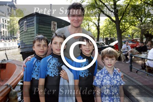 Amsterdam 7 juni 2013
Presentatie boek handboek voor vader van Beau v Erven Dorens. Hij springt samen met zijn zoons van de magere brug af in de amstel.
Peter Smulders bv