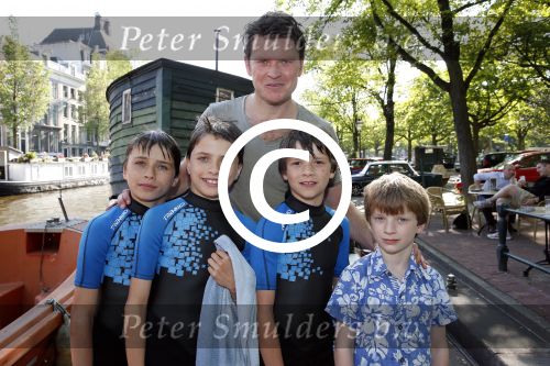 Amsterdam 7 juni 2013
Presentatie boek handboek voor vader van Beau v Erven Dorens. Hij springt samen met zijn zoons van de magere brug af in de amstel.
Peter Smulders bv
