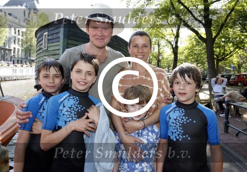 Amsterdam 7 juni 2013
Presentatie boek handboek voor vader van Beau v Erven Dorens. Hij springt samen met zijn zoons van de magere brug af in de amstel. Beau met zijn vrouw Selly
Peter Smulders bv