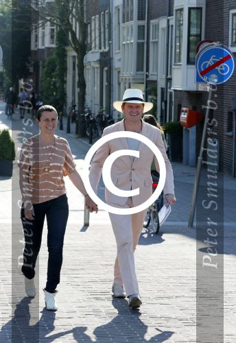 Amsterdam 7 juni 2013
Presentatie boek handboek voor vader van Beau v Erven Dorens. Hij springt samen met zijn zoons van de magere brug af in de amstel. Beau met zijn vrouw Selly
Peter Smulders bv