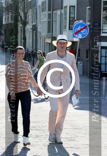 Amsterdam 7 juni 2013
Presentatie boek handboek voor vader van Beau v Erven Dorens. Hij springt samen met zijn zoons van de magere brug af in de amstel. Beau met zijn vrouw Selly
Peter Smulders bv