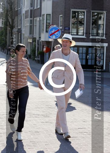 Amsterdam 7 juni 2013
Presentatie boek handboek voor vader van Beau v Erven Dorens. Hij springt samen met zijn zoons van de magere brug af in de amstel. Beau met zijn vrouw Selly
Peter Smulders bv