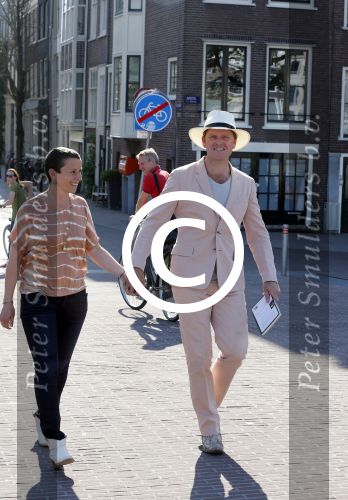 Amsterdam 7 juni 2013
Presentatie boek handboek voor vader van Beau v Erven Dorens. Hij springt samen met zijn zoons van de magere brug af in de amstel. Beau met zijn vrouw Selly
Peter Smulders bv