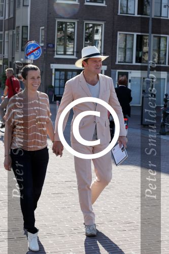 Amsterdam 7 juni 2013
Presentatie boek handboek voor vader van Beau v Erven Dorens. Hij springt samen met zijn zoons van de magere brug af in de amstel. Beau met zijn vrouw Selly
Peter Smulders bv