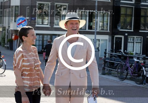 Amsterdam 7 juni 2013
Presentatie boek handboek voor vader van Beau v Erven Dorens. Hij springt samen met zijn zoons van de magere brug af in de amstel. Beau met zijn vrouw Selly
Peter Smulders bv