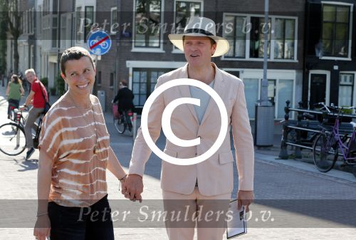 Amsterdam 7 juni 2013
Presentatie boek handboek voor vader van Beau v Erven Dorens. Hij springt samen met zijn zoons van de magere brug af in de amstel. Beau met zijn vrouw Selly
Peter Smulders bv