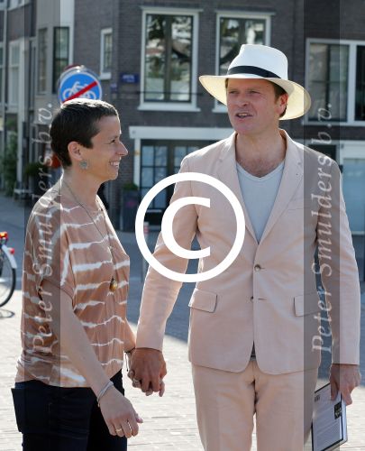 Amsterdam 7 juni 2013
Presentatie boek handboek voor vader van Beau v Erven Dorens. Hij springt samen met zijn zoons van de magere brug af in de amstel. Beau met zijn vrouw Selly
Peter Smulders bv