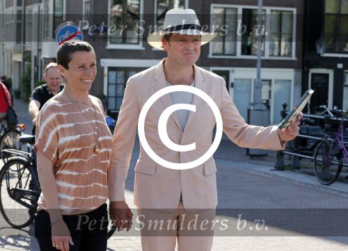 Amsterdam 7 juni 2013
Presentatie boek handboek voor vader van Beau v Erven Dorens. Hij springt samen met zijn zoons van de magere brug af in de amstel. Beau met zijn vrouw Selly
Peter Smulders bv