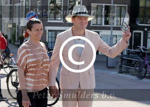 Amsterdam 7 juni 2013
Presentatie boek handboek voor vader van Beau v Erven Dorens. Hij springt samen met zijn zoons van de magere brug af in de amstel. Beau met zijn vrouw Selly
Peter Smulders bv