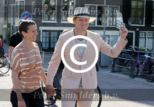 Amsterdam 7 juni 2013
Presentatie boek handboek voor vader van Beau v Erven Dorens. Hij springt samen met zijn zoons van de magere brug af in de amstel. Beau met zijn vrouw Selly
Peter Smulders bv