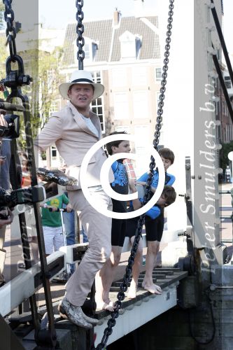 Amsterdam 7 juni 2013
Presentatie boek handboek voor vader van Beau v Erven Dorens. Hij springt samen met zijn zoons van de magere brug af in de amstel.
Peter Smulders bv