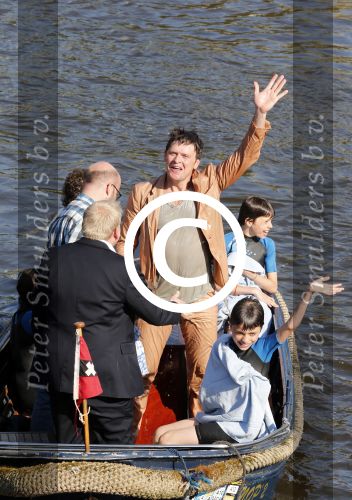 Amsterdam 7 juni 2013
Presentatie boek handboek voor vader van Beau v Erven Dorens. Hij springt samen met zijn zoons van de magere brug af in de amstel.
Peter Smulders bv