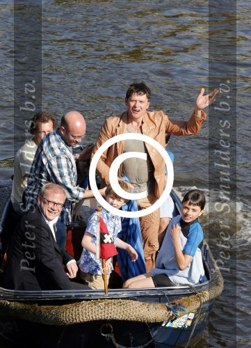 Amsterdam 7 juni 2013
Presentatie boek handboek voor vader van Beau v Erven Dorens. Hij springt samen met zijn zoons van de magere brug af in de amstel.
Peter Smulders bv