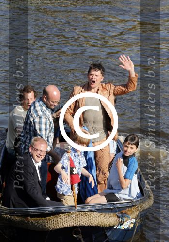 Amsterdam 7 juni 2013
Presentatie boek handboek voor vader van Beau v Erven Dorens. Hij springt samen met zijn zoons van de magere brug af in de amstel.
Peter Smulders bv