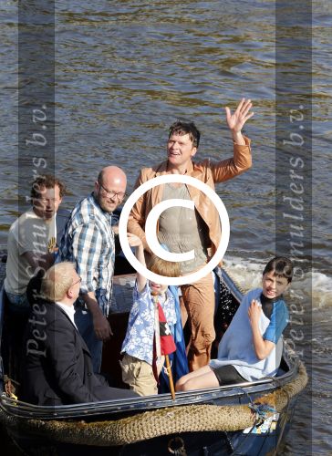 Amsterdam 7 juni 2013
Presentatie boek handboek voor vader van Beau v Erven Dorens. Hij springt samen met zijn zoons van de magere brug af in de amstel.
Peter Smulders bv